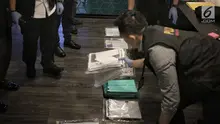 Satgas Antimafia Bola Polri menunjukan barang bukti hasil penggeledahan dari kantor PSSI di Fx  Tower, Jakarta, Rabu (30/1). Dokumen-dokumen tersebut berkaitan dengan persepakbolaan dan anggaran tahun 2017 dan 2018. (Liputan6.com/Faizal Fanani)