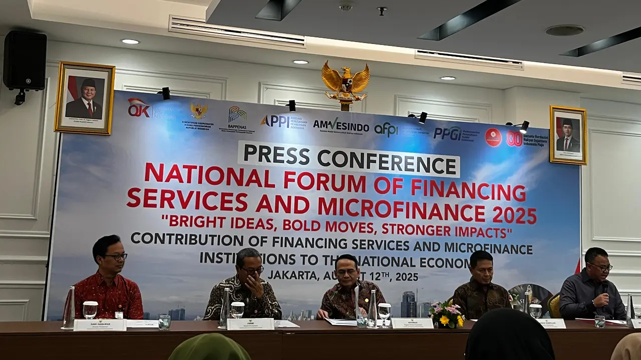 Kepala Eksekutif Pengawas Lembaga Pembiayaan, Perusahaan Modal Ventura, Lembaga Keuangan Mikro, dan Lembaga Jasa Keuangan Lainnya, Agusman dalam konferensi pers, Selasa (12/8/2025).