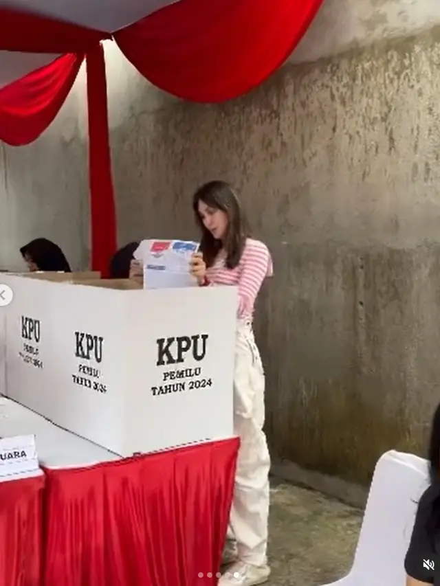 Luna Maya nyoblos di Pemilu 2024. [Foto: Instagram/lunamaya]