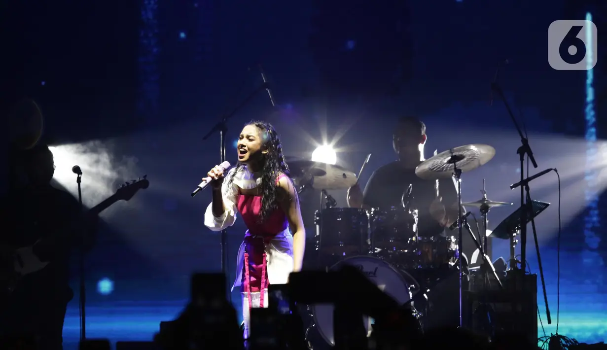 Lyodra saat tampil digelaran We The Fest 2022 hari pertama di GBK Sports Complex Jakarta, Jumat (23/9/2022). Sejumlah lagu dibawakan oleh penyanyi jebolan Indonesian Idol itu tampil di This Stage is Banana We The Fest 2022, salah satunya Easy On Me dari Adele. (Liputan6.com/Helmi Fithriansyah)