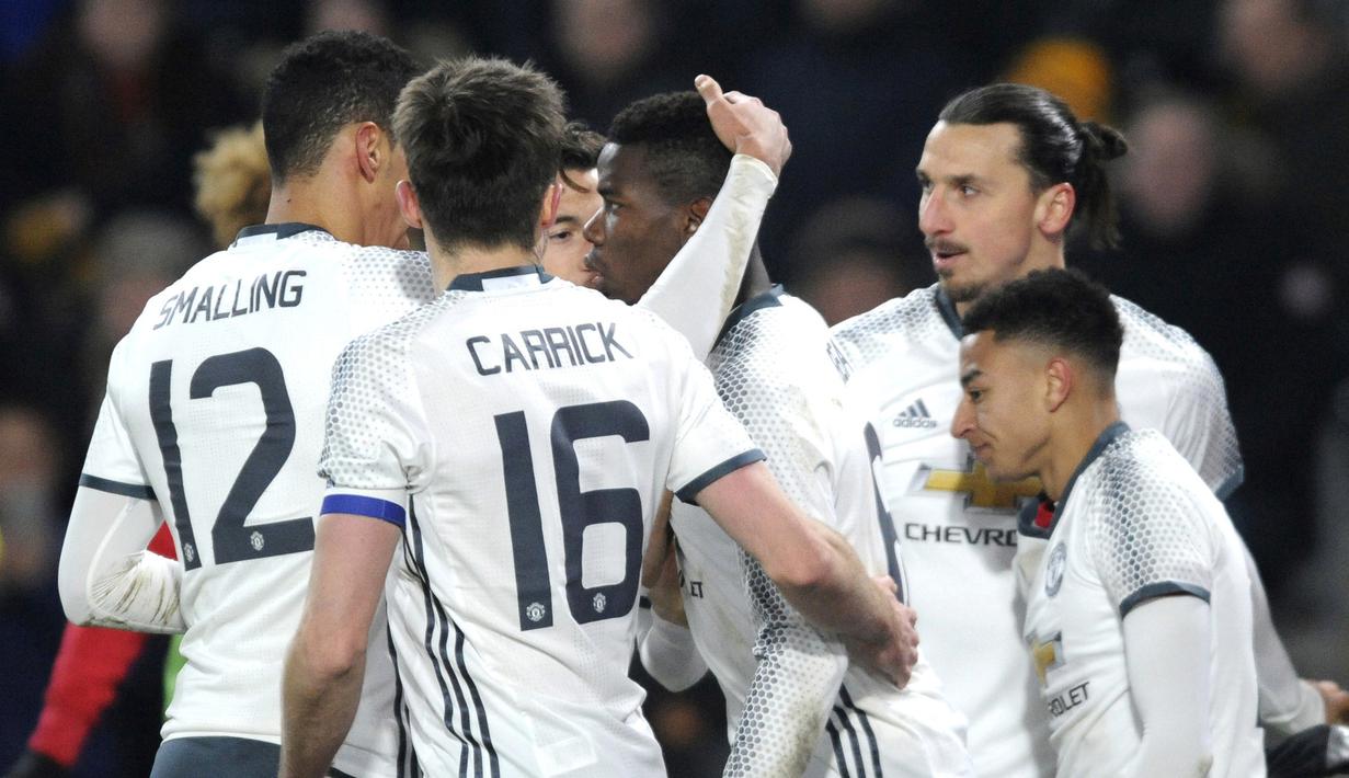 Para pemain Manchester United merayakan gol Paul Pogba saat melawan Hull City pada laga semifinal Piala Liga Inggris di KCOM stadium, Hull (26/1/2017). Hull menang 2-1. (AP/Rui Vieira)