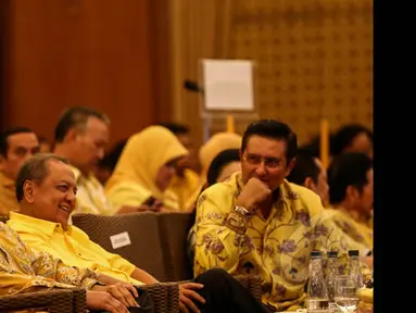 Ketum Partai Golkar versi Munas Bali, Aburizal Bakrie (kiri) menghadiri rapat dengar pendapat Fraksi Golkar DPR dengan pemimpin daerah di Jakarta, Minggu (25/1/2015). (Liputan6.com/Faizal Fanani)
