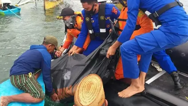 Proses evakuasi korban tenggelam di Kecamatan Wanggarasi, Kabupaten Pohuwato, Ahad (17/1/2021) .(Arfandi Ibrahim/Liputan6.com)