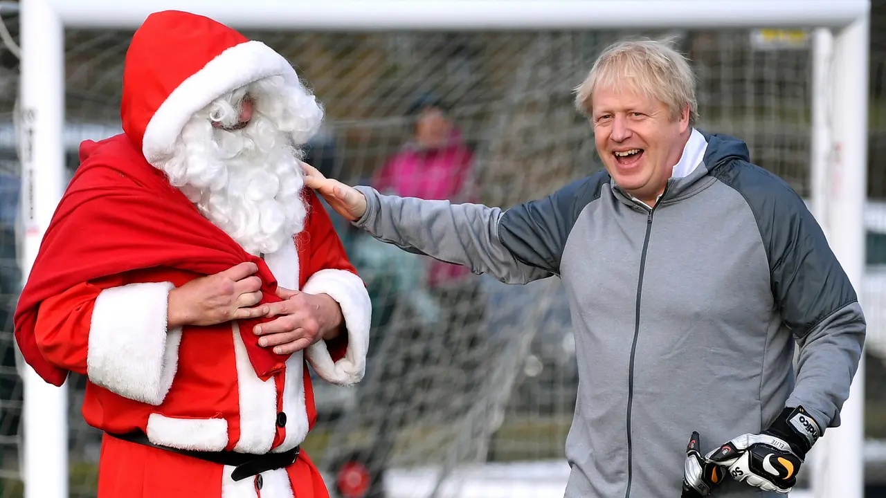 Aksi PM Inggris Boris Johnson Saat Jadi Kiper