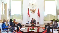 Presiden Jokowi didampingi Menteri Perencanaan Pembangunan Nasional (PPN)/Kepala Bappenas Suharso Monoarfa dan Sekretaris Kabinet Pramono Anung bertemu delegasi Bank Dunia yang bertandang ke Indonesia. (Biro Pers Sekretariat Presiden)
