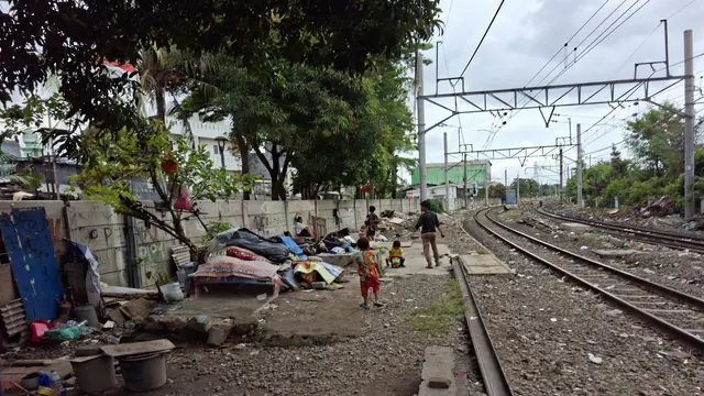 warga bantaran rel kereta kawasan Senen digusur