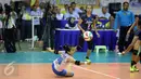 Pevoli Jawa Barat, Wahida Muntaza A berusaha mengembalikan bola pada laga final PON XIX melawan Jawa Timur di Gelora Sabilulungan Si Jalak Harupat, Kab Bandung, Rabu (28/9). Jawa Barat unggul tiga set 25-16, 25-17, 25-21. (Liputan6.com/Helmi Fithriansyah)