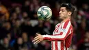 Striker Atletico Madrid, Alvaro Morata, mengontrol bola saat melawan Osasuna pada laga La Liga di Stadion Wanda Metropolitano, Madrid, Sabtu (14/12). Atletico menang 2-0 atas Osasuna. (AFP/Cristina Quicler)