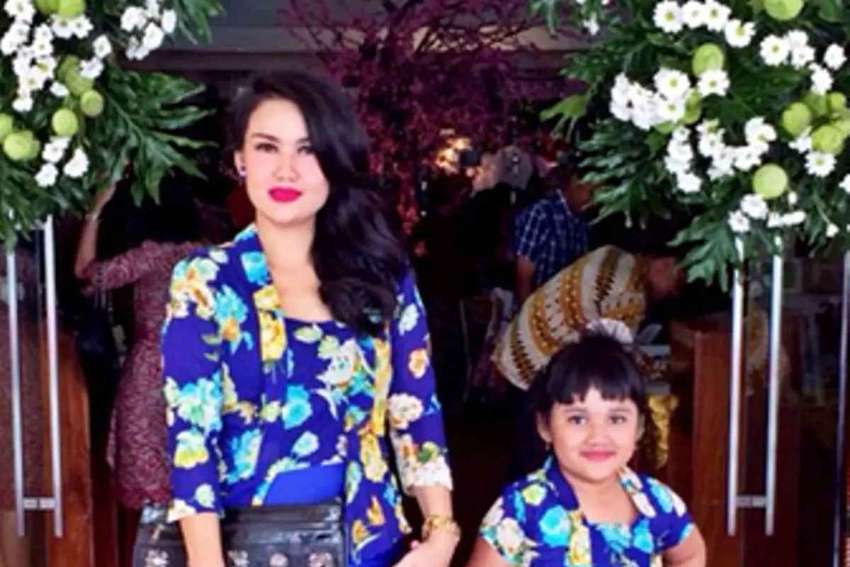 'Sweet', Ini 10 Style Busana Hari Kartini Bersama Mama Tercinta