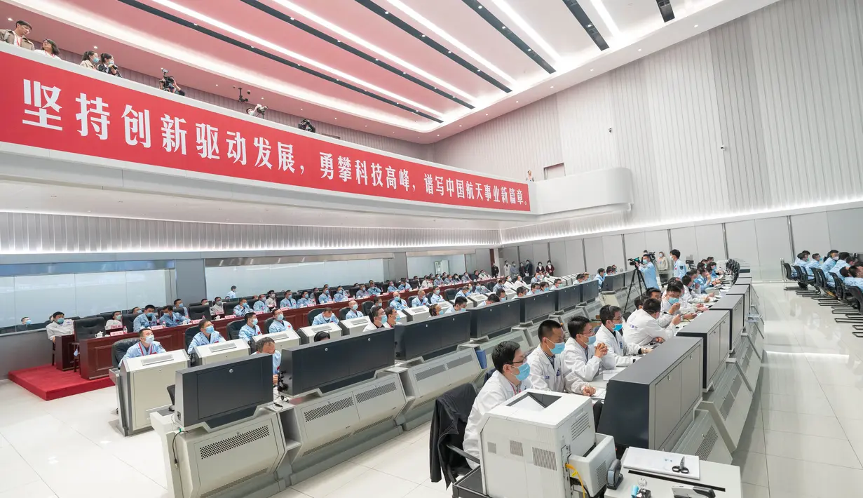 Para personel teknis bekerja di Pusat Kendali Antariksa Beijing (Beijing Aerospace Control Center/BACC) di Beijing, ibu kota China (9/10/2020). Wahana penjelajah Mars China, Tianwen-1, berhasil melakukan manuver orbital (deep space) pada Jumat (9/10) malam waktu Beijing. (Xinhua/Cai Yang)