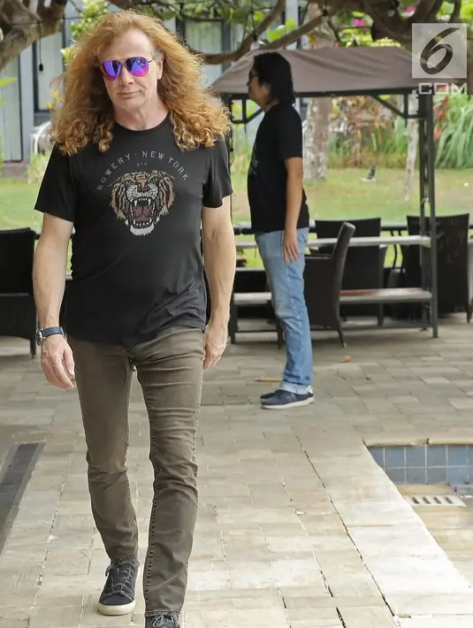 Personil Megadeth, Dave Ellefson berjalan bersiap jumpa pers di Yogyakarta, Jumat (26/10). Gitaris sekaligus vokalis Megadeth ini menyatakan mereka siap menampilkan performa spesial. (Liputan6.com/Bambang E.Ros)