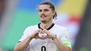 Pemain Austria,Marcel Sabitzer, melakukan selebrasi setelah mencetak gol ke gawang Belanda pada pertandingan terakhir grup D Euro 2024. (AFP/Ronny Hartmann)