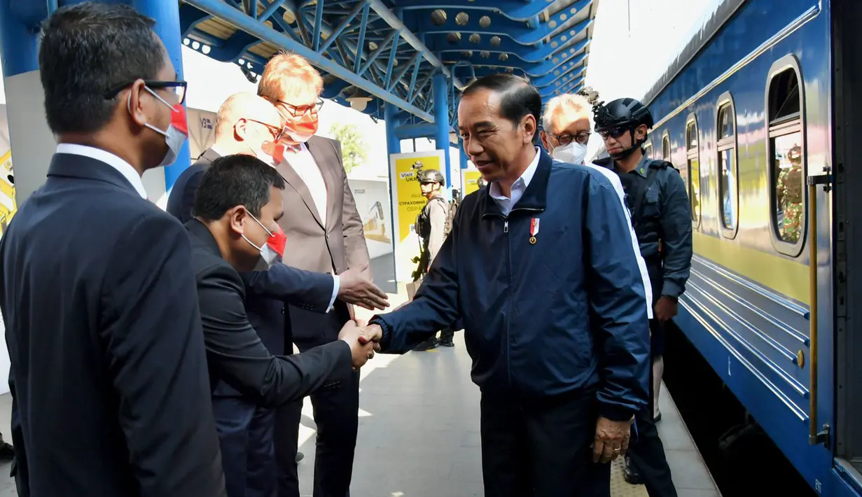 Presiden Joko Widodo atau Jokowi menyalami penyambutnya saat tiba di Stasiun Central Kyiv, Ukraina, Rabu (29/6/2022). Setelah pintu gerbong kereta terbuka, Presiden Jokowi dan Ibu Iriana turun dari kereta disambut oleh Deputi Menteri Luar Negeri Ukraina Dmytro Senik, Kepala Komisi Hubungan Antar Pemerintah Ukraina-Indonesia Taras Kachka, dan pejabat KBRI Kiev. (Foto: Biro Pers Sekretariat Presiden)