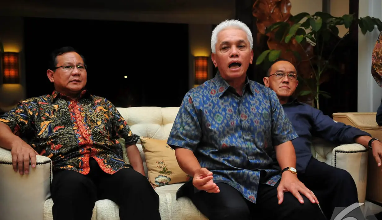 Ketum Partai Gerindra, Prabowo Subianto, Ketum PAN, Hatta Rajasa dan Ketum Golkar, Aburizal Bakrie usai mengadakan pertemuan dengan elite KMP, Jakarta, Jumat (14/11/2014). (Liputan6.com/Johan Tallo)