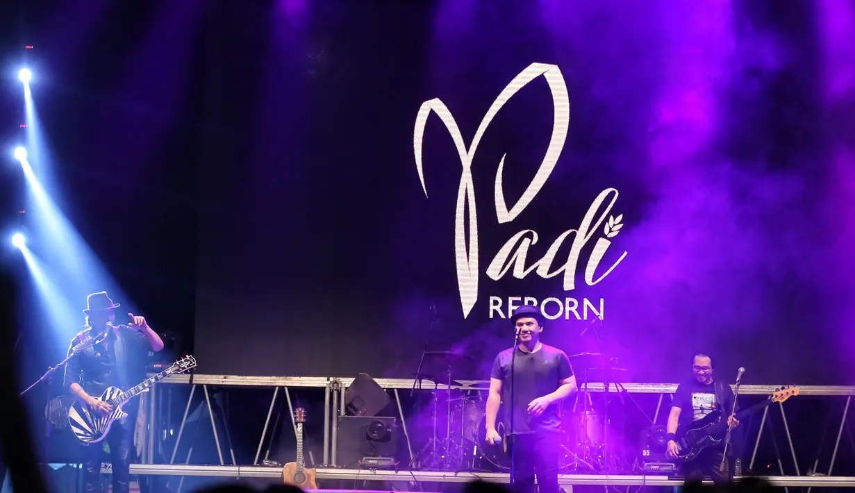 Di tengah penampilannya, Fadli dari atas panggung mengungkapkan rasa bahagianya dengan mengapresiasi peran para pendengar. Diucapkan juga rasa terimakasih kepada para penggemarnya. (Adrian Putra/Bintang.com)