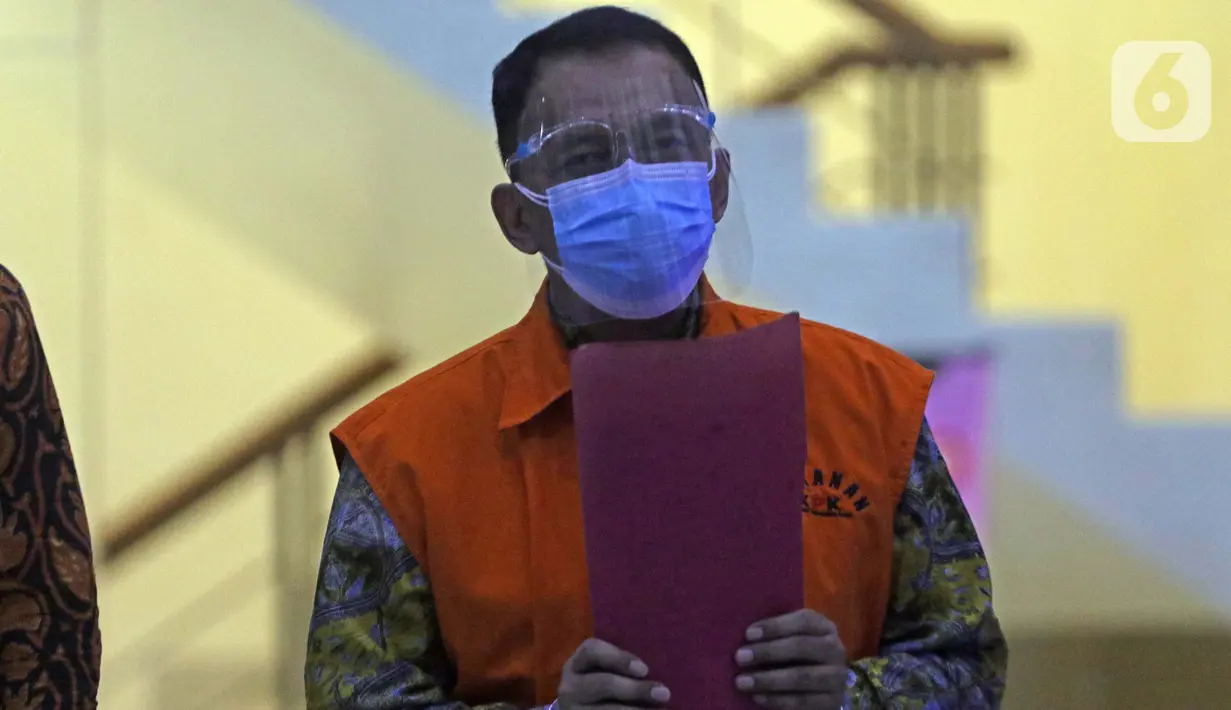 Mantan Direktur Pemeriksaan dan Penagihan Dirjen Pajak tahun 2016-2019, Angin Prayitno Aji usai pemeriksaan di Gedung KPK, Jakarta, Rabu (18/8/2021). Angin Prayitno Aji merupakan tersangka penerimaan suap dalam penyesuaian pajak tiga perusahaan wajib pajak. (Liputan6.com/Helmi Fithriansyah)