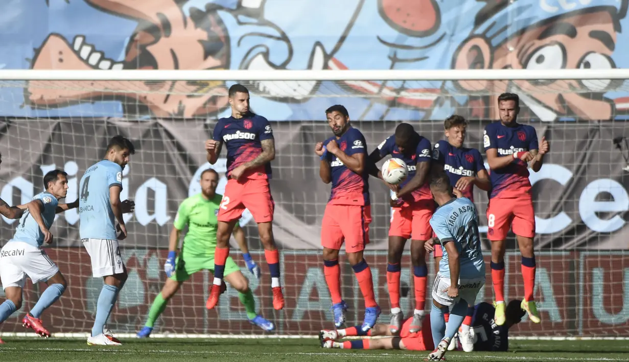 Akan tetapi, tim tamu Atletico akhirnya mampu menyegel kemenangan setelah Correa mencetak gol keduanya di laga ini pada menit ke-64, kali ini memanfaatkan assist dari Saul Niguez. (Foto: AFP/Miguel Riopa)