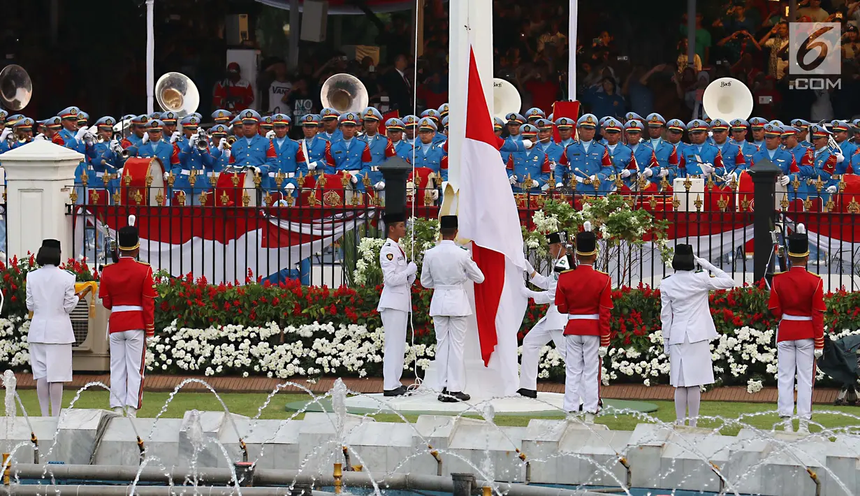 Pasukan Pengibar Bendera Pusaka (Paskibraka) bersama Pasukan Pengamanan Presiden (Paspampres) menurunkan Bendera Merah Putih pada Upacara Penurunan Bendera HUT ke-72 Kemerdekaan RI di Istana Merdeka, Jakarta, Kamis (17/8). (Liputan6.com/Pool)