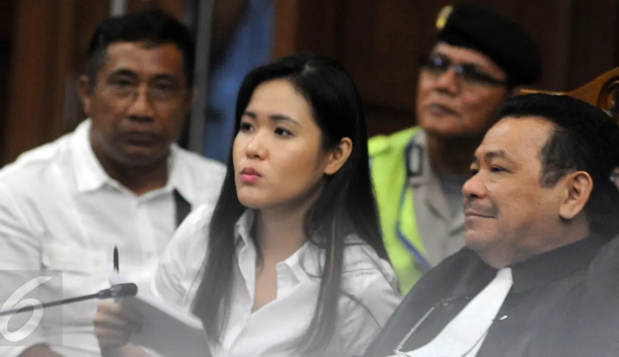 Terdakwa Jessica Kumala Wongso menjalani sidang ketujuh kasus kematian Wayan Mirna Salihin di PN Jakarta Pusat, Kamis (21/7). Sidang kali ini, Jaksa Penuntut Umum (JPU) menghadirkan barista kafe Olivier, Rangga, sebagai saksi. (Liputan6.com/Helmi Afandi)