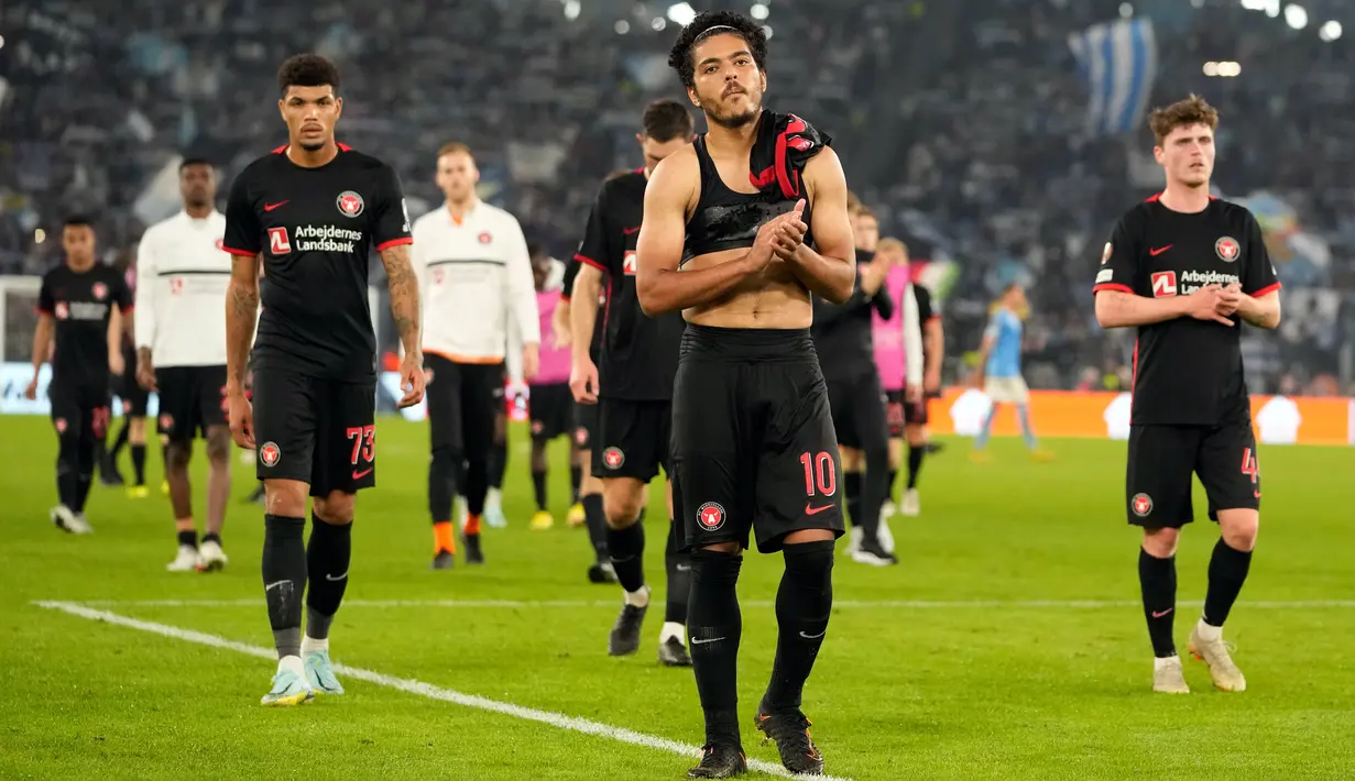 Pemain FC Midtjylland meninggalkan lapangan pada akhir pertandingan sepak bola Grup F Liga Europa menghadapi Lazio di Stadion Olimpiade Roma, Italia, 27 Oktober 2022. Lazio menang 2-1 atas FC Midtjylland. (AP Photo/Alessandra Tarantino)