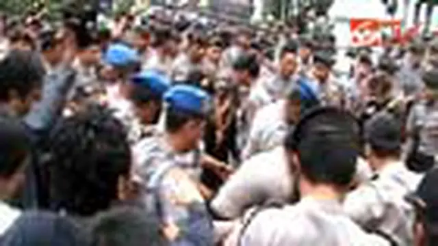 Unjuk Rasa di Bandung dan Medan Ricuh