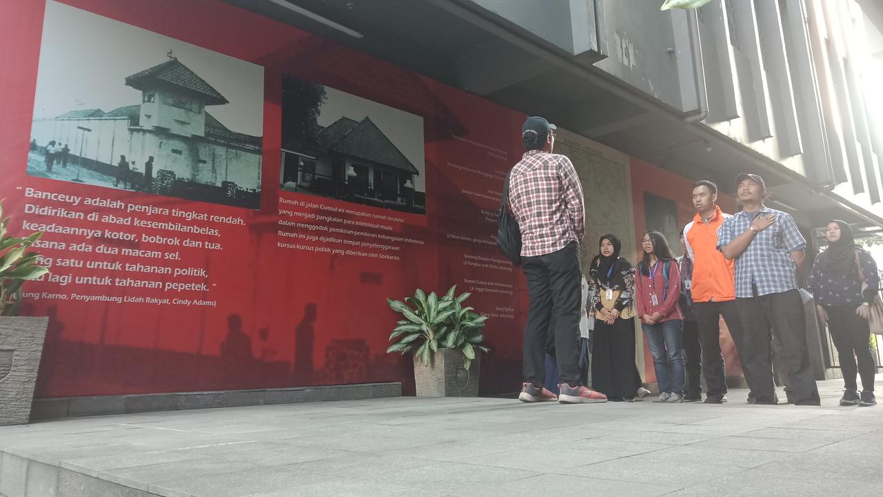 Komunitas Sahabat Museum KAA menyanyikan lagu Indonesia Raya dalam refleksi Hari Lahirnya Pancasila