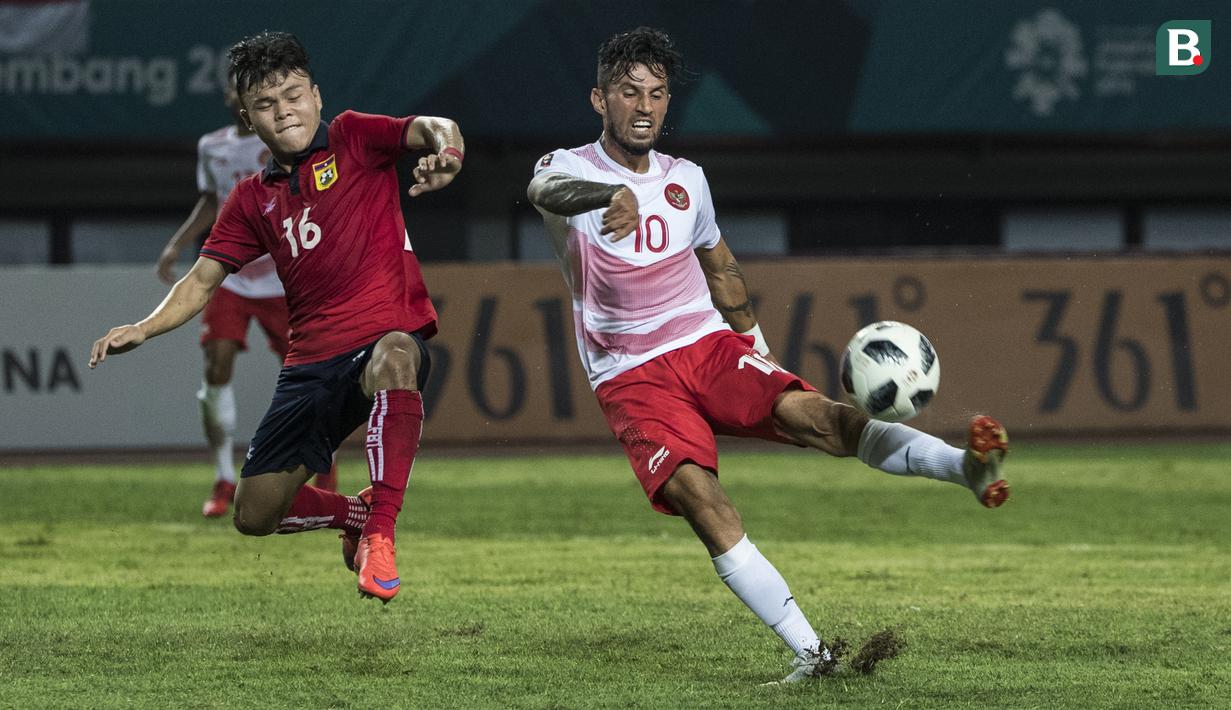 Penyerang Indonesia, Stefano Lilipaly, melepaskan tendangan saat melawan Laos pada laga Asian Games di Stadion Patriot, Jawa Barat, Jumat (17/8/2018). (Bola.com/Vitalis Yogi Trisna)