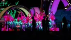 Pengunjung melihat pertunjukan cahaya yang berjudul "Halo Park" di Chaoyang Park, Beijing (7/5). Pameran ini merupakan karya dari tim seni dan multimedia kreatif internasional. (AFP/Fred Dufour)