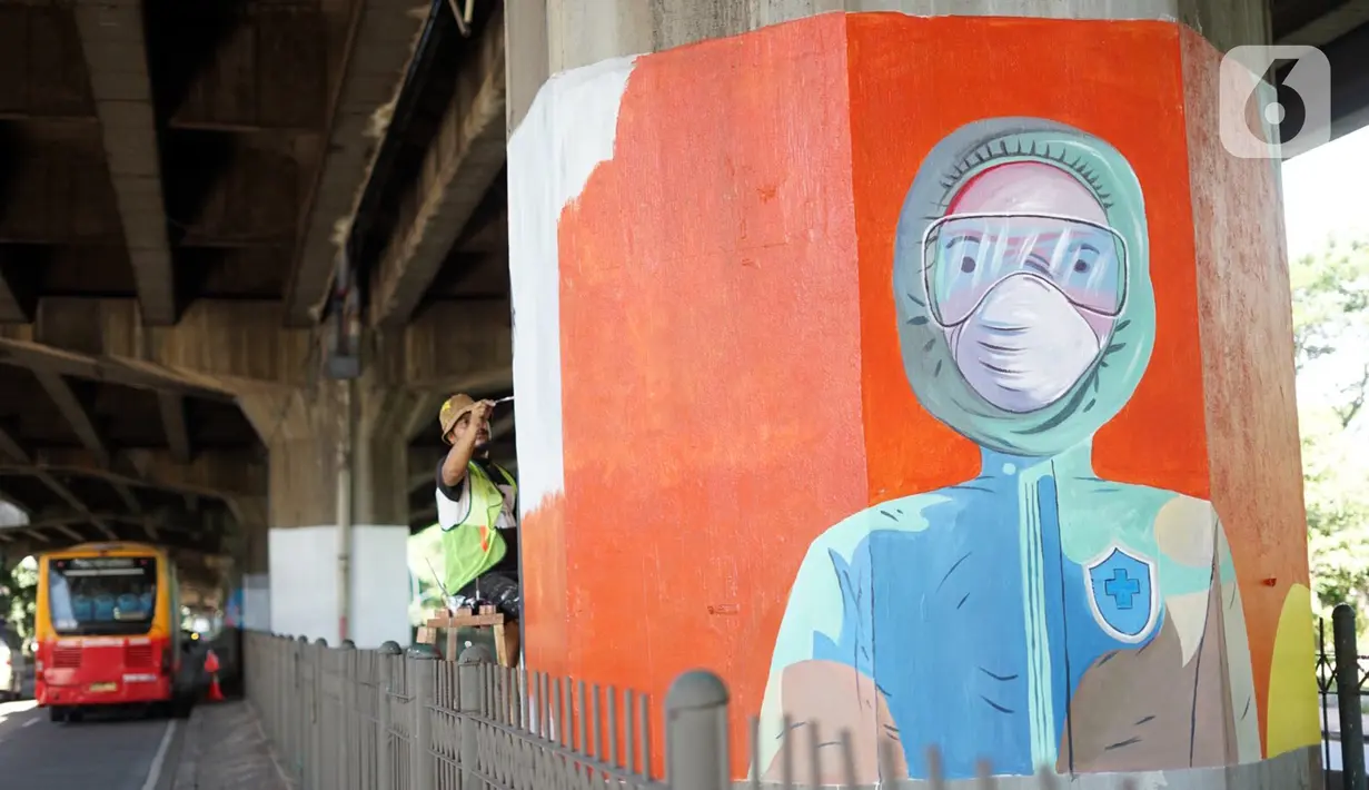 Pekerja seni membuat mural bertema Covid-19 pada pilar Jalan Tol Ir. Wiyoto Wiyono di kawasan Cempaka Putih, Jakarta, Rabu (2/12/2020). Mural tersebut juga bertujuan mengingatkan masyarakat akan bahaya Covid-19 yang masih terjadi hingga saat ini.  (Liputan6.com/Immanuel Antonius)