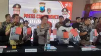 Polrestabes Surabaya menetapkan anak anggota DPR sebagai tersangka pembunuhan Dini Sera Arfianti. (Dian Kurniawan/Liputan6.com)