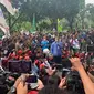 Gubernur DKI Jakarta Anies Baswedan saat menemui demonstran di Balaikota terkait UMP. (Foto: Delvira Hutabarat/Liputan6.com).