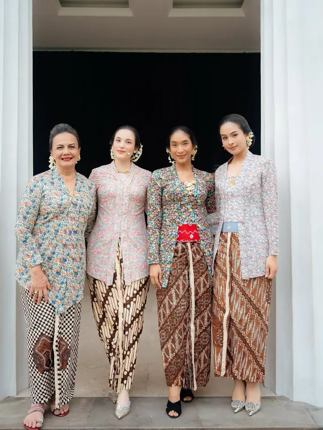 6 Potret Artis Tampil di Monolog 'Terbitlah Terang', Anggun dalam Balutan Kebaya