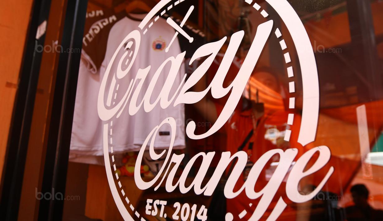 Crazy Orange adalah salah satu gerai yang menjual produk Persija Jakarta di Percetakan Negara, Selasa (12/9/2017). Persija dan The Jakmania resmi meluncurkan 43 store di Jabodetabek. (Bola.com/Nicklas Hanoatubun)