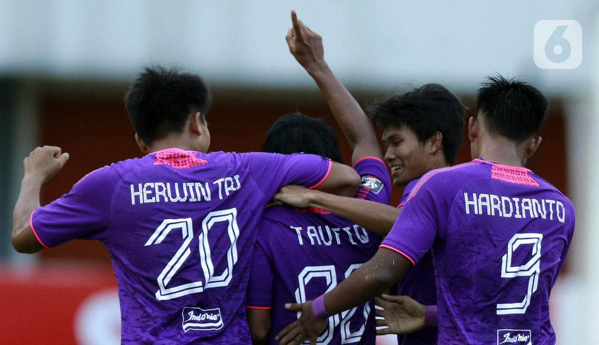 Pemain Persita Tangerang merayakan gol yang dicetak oleh Taufik Febriyanto ke gawang Bali United pada laga Piala Menpora 2021 di Stadion Maguwoharjo, Sleman, Jumat (2/4/2021). Laga berakhir imbang 1-1. (Bola.com/M Iqbal Ichsan)