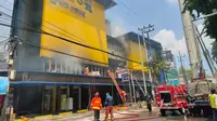 Toko elektronik UFO di Jalan Kertajaya Surabaya mengalami kebakaran, Sabtu (28/12/2019). (Liputan6.com/ Dian Kurniawan)