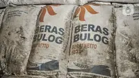 Kondisi karung berisi beras yang kotor dipenuhi debu di Gudang Bulog Divisi Regional DKI Jakarta, Kelapa Gading, Kamis (18/3/2021). Adapun dari total pengadaan sebanyak 1.785.450 ton beras, tersisa 275.811 ton beras belum tersalurkan. (merdeka.com/Iqbal S Nugroho)