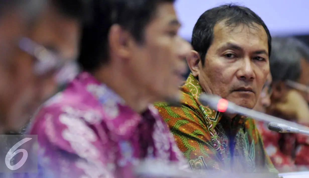 Wakil Ketua KPK Saut Situmorang saat mengikuti Rapat Dengar Pendapat (RDP) dengan Komisi XI di Komplek Parlemen Senayan, Jakarta, Selasa (26/04). (Liputan6.com/Johan Tallo)