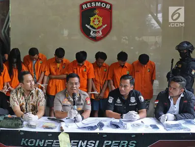 Kabid Humas Polda Metro Jaya Kombes Pol Argo Yuwono (tengah) saat rilis kasus curas dan penipuan di Polda Metro Jaya, Jakarta, Jumat (28/6/2019). Polisi mengungkap pencurian dengan mengaku anggota TNI, pencurian dengan kekerasan, dan pencurian mesin ATM di Jabodetabek. (Liputan6.com/Herman Zakharia)