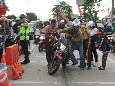 Pengemudi motor tampak menuntun kendaraannya di  jalan Lamaran, Karawang, Jawa Barat, Minggu (3/7).Kecelakaan kecil terjadi menimpa pemudik yang menggunakan sepeda motor di jalan Lamaran, Karawang. (Liputan6.com/Gempur M Surya)