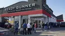 Orang-orang berbaris mengantre untuk membeli senjata dan amunisi di toko senjata Ready Gunner di Orem, Utah, Minggu (10/1/2021). Penjualan amunisi dan senjata telah meningkat di Utah pada hari-hari sejak penyerbuan gedung Capitol di Washington DC pada 6 Januari 2021 lalu. (GEORGE FREY / AFP)