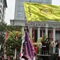  Di depan Gedung Mahkamah Konstitusi (MK) mereka berorasi untuk menolak capres yang melakukan kecurangan (Liputan6.com/Miftahul Hayat)