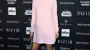 Artis jebolan Disney, Selena Gomez menghadiri acara New York Fashion Week untuk Harper's Bazaar di New York City, 8 September 2017. Tampak Selena terlihat manis dengan mini dress turtleneck lengan panjang berwarna baby pink. (AFP PHOTO / ANGELA WEISS)