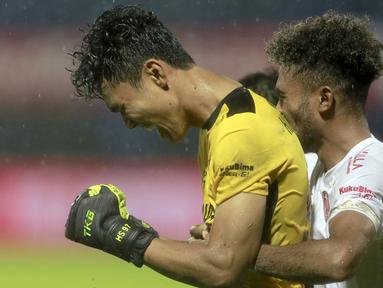 Ekspresi pemain PSM Makassar, Hilman Syah (kiri) dan Yakob Sayuri (kanan) setelah menang adu penalti melawan PSIS Semarang dalam laga Perempatfinal Piala Menpora 2021 di Stadion Kanjuruhan, Malang. Jumat (9/4/2021). (Foto: Bola.com/Arief Bagus)