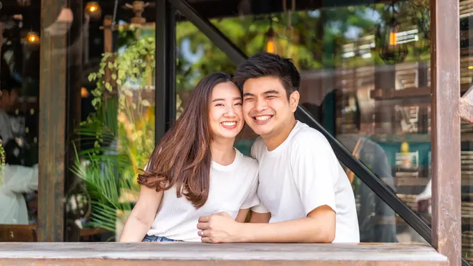 perempuan dan pasangan 9 mei 1