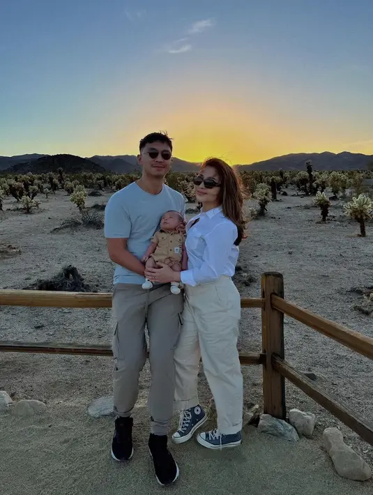 Potret gemas Nikita Willy dan Indra Priawan berpose sambil gendong bayi. Keduanya tampil kompak dengan cargo pants, dipadu kemeja putih untuk Nikita, dan kaus abu-abu polos untuk Indra. [Foto: Instagram/nikitawillyofficial94]