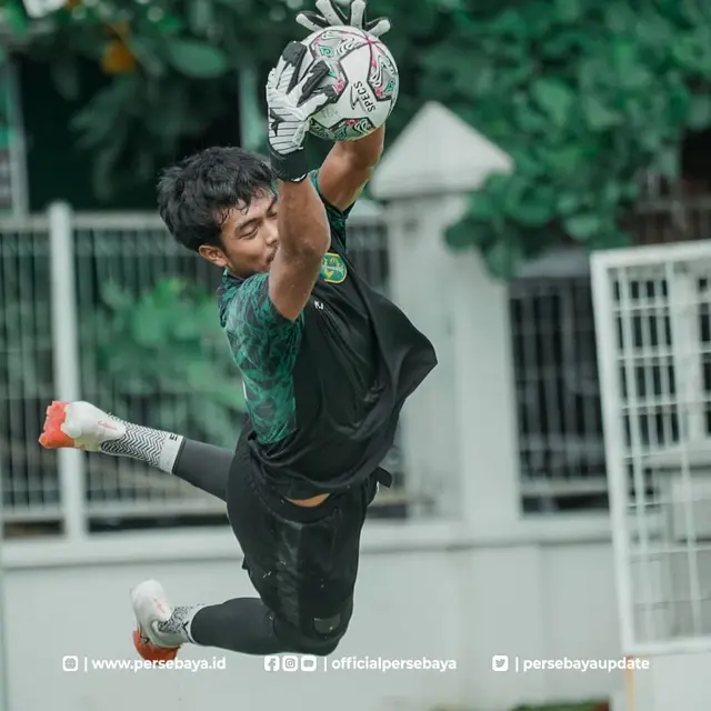 5 Potret Andhika Ramadhani saat Latihan Bareng Persebaya, Kiper Bajul Ijo (sumber: Instagram/officialpersebaya)