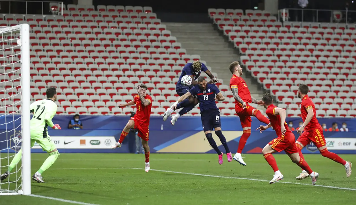 Pemain Prancis Karim Benzema (tengah) mencoba menanduk bola di depan gawang Wales pada pertandingan persahabatan di Stadion Allianz Riviera, Nice, Prancis, Rabu (2/6/2021). Prancis membantai Wales 3-0. (AP Photo/Daniel Cole)
