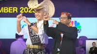 Aksi Slepet Sarung Cak Imin dan Ganjar-Mahfud Pakai Baju Adat NTT dan Madura di Debat Cawapres