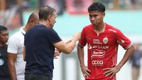 Pelatih Persija Jakarta, Thomas Jens Uwe Doll memberikan instruksi kepada Muhammad Ferarri saat pertandingan lanjutan pekan ke-25 BRI Liga 1 2022/2023 melawan Bhayangkara FC yang berlangsung di Stadion Wibawa Mukti, Cikarang, Jawa Barat, Kamis (16/2/2023). (Bola.com/Ikhwan Yanuar)