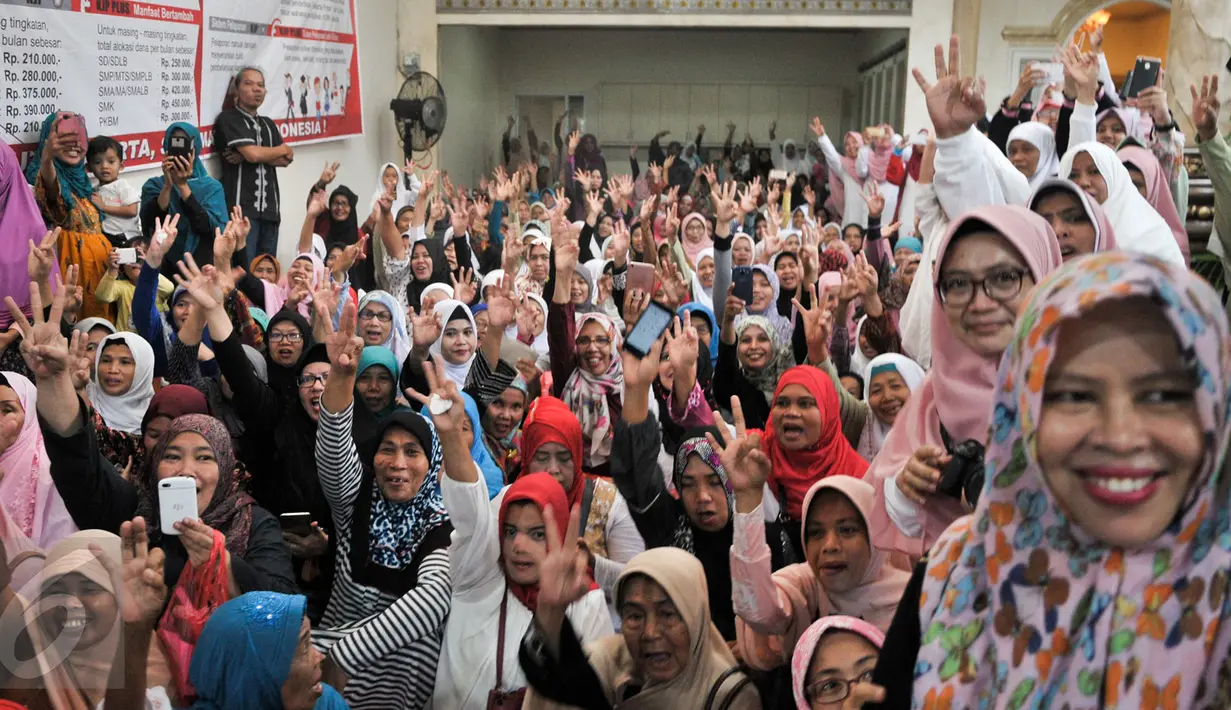 Warga menghadiri sosialisasi program KJP Plus yang dilakukan Cawagub DKI Jakarta, Sandiaga Uno di Jalan Batu Ampar, Kramatjati, Jakarta Timur, Senin (3/4). Liputan6.com/Yoppy Renato)